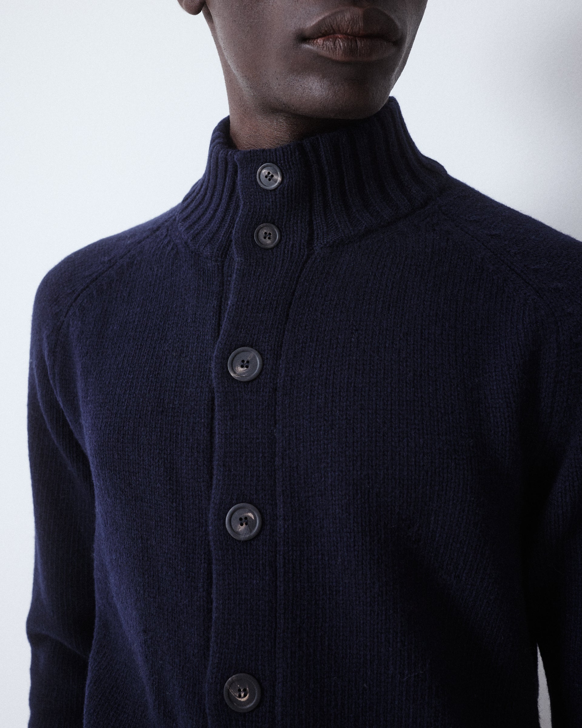 Giubbotto in maglia con bottoni realizzato in pura lana vergine. Blu - Navy - Image 4