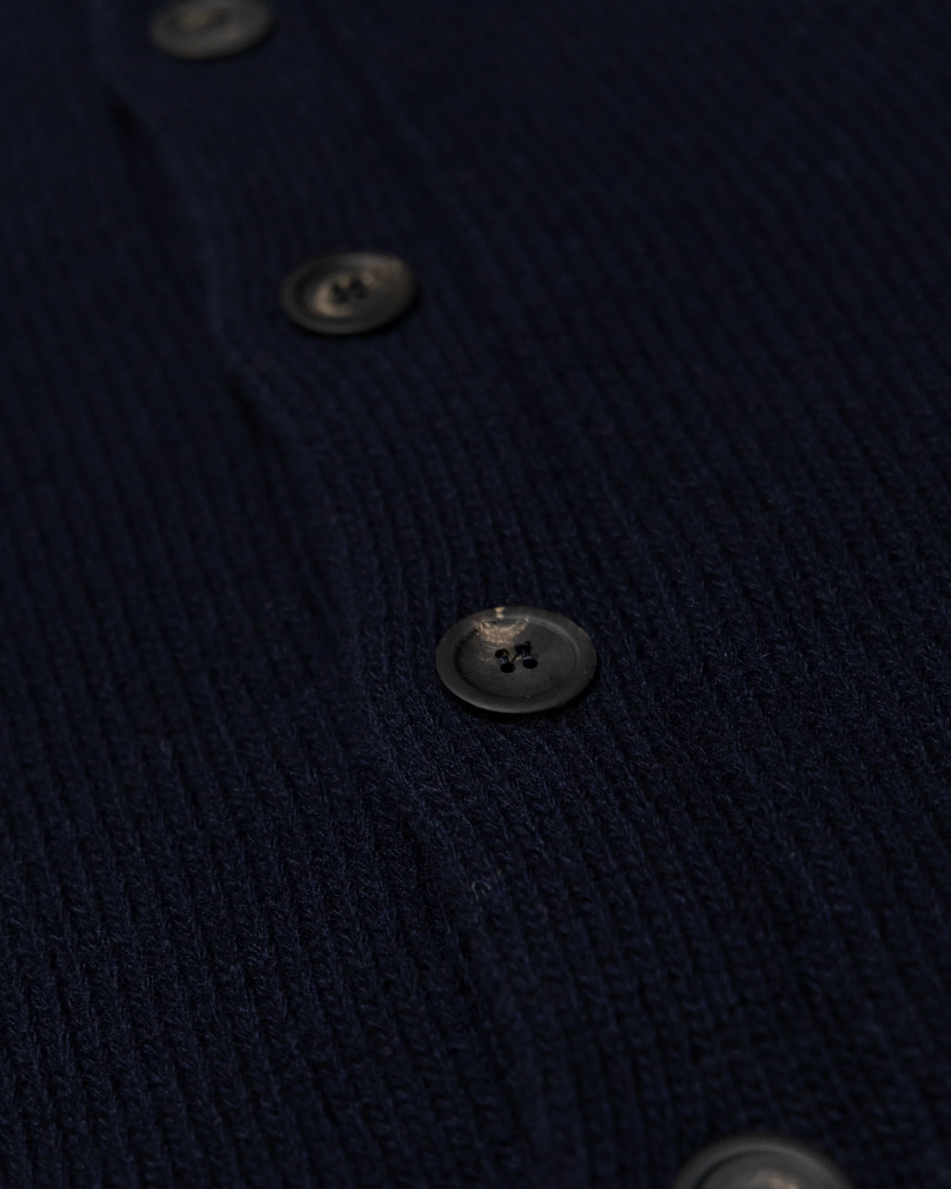 Giubbotto in maglia con bottoni realizzato in pura lana vergine. Blu - Navy - Image 6